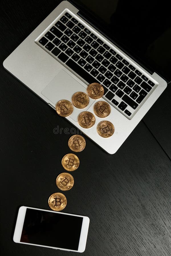 символ монеты биткоина на лэптопе будущего концепция финансовая валюта криптовалюта знак валюты стоковые фотографии rf символ монеты биткоина на лэптопе будущего концепция финансовая валюта криптовалюта знак валюты стоковые фотографии rf