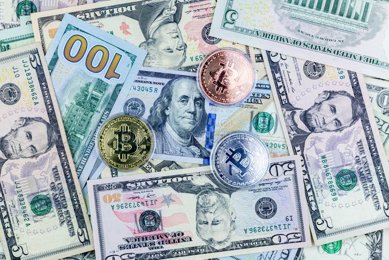 Символические монеты биткоина на банкнотах долларов США Обменные наличные за доллар Золотая биткоина на долларовые векселя стоковое фото Символические монеты биткоина на банкнотах долларов США Обменные наличные за доллар Золотая биткоина на долларовые векселя стоковое фото