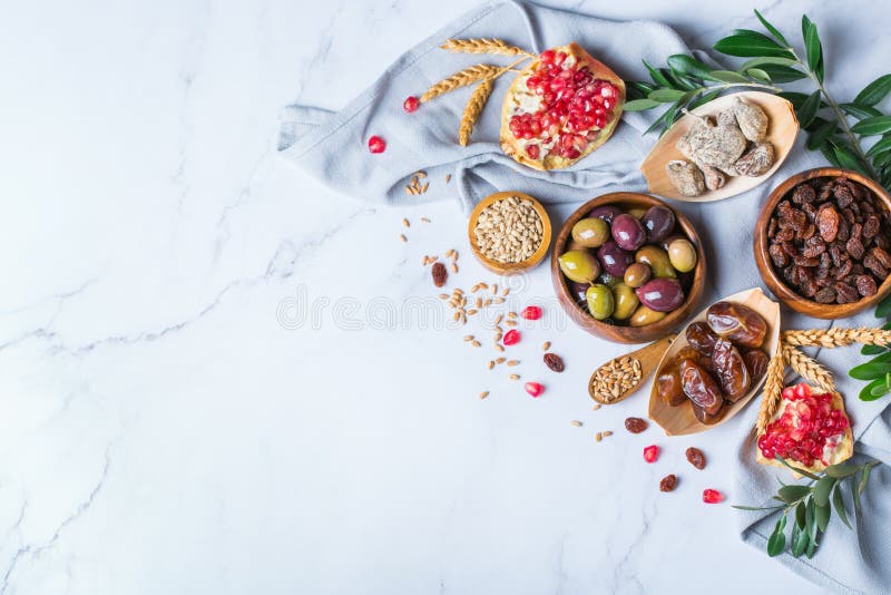 Символы праздника bishvat ту высохли пшеницы, ячменя гранатовыми фруктов стоковые фото