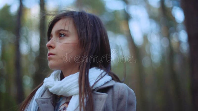Симпатичная девушка брюнет в очаровательном взгляде Взгляд вращения сиротливое потерянного в дето-девушке древесин высматривая дл