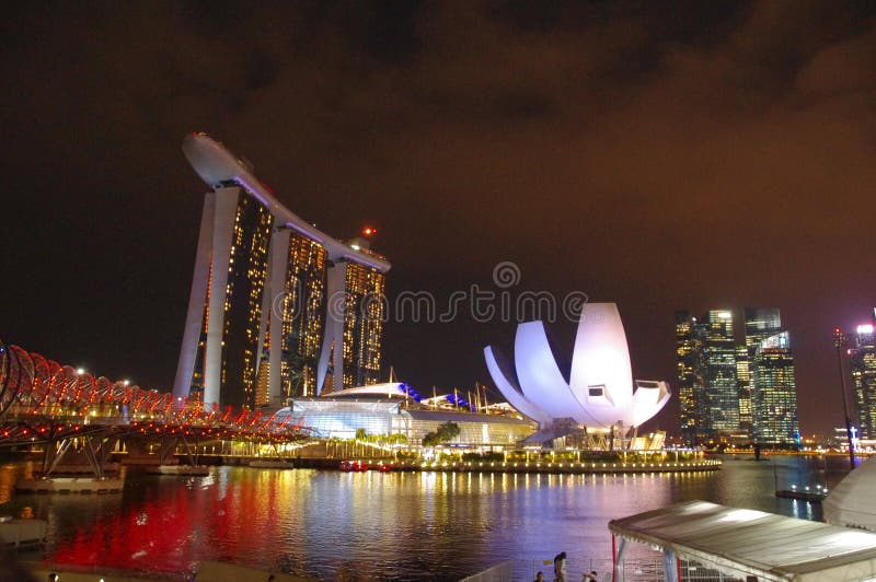 Сингапур на lookinc ночи поперек к заливу Марины