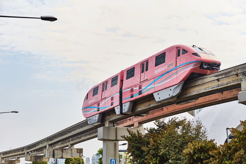 Сингапур - 19-ое марта 2019: Бег монорельса Sentosa срочный между островом Sentosa и HarbourFront стоковая фотография Сингапур - 19-ое марта 2019: Бег монорельса Sentosa срочный между островом Sentosa и HarbourFront стоковая фотография