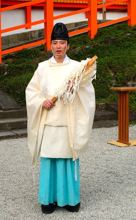 Синтоистский священник в святыне Kasuga Taisha, Nara, Японии стоковая фотография rf