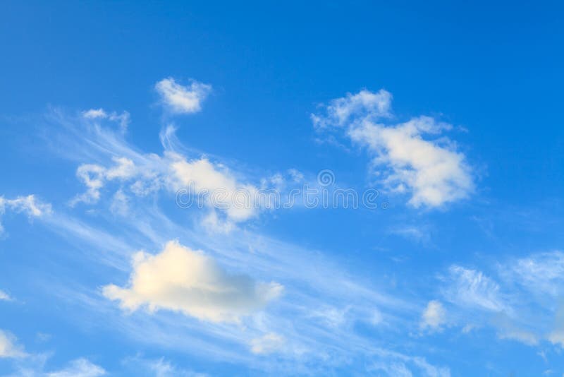 синь заволакивает белизна неба Стоковое Фото - изображение ...