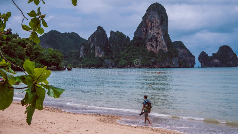 Сиротливый путешественник на пляже Railay в Krabi Таиланде ashurbanipal стоковое изображение rf Сиротливый путешественник на пляже Railay в Krabi Таиланде ashurbanipal стоковое изображение rf