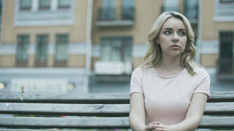 Сиротливая красивая молодая дама сидя самостоятельно, страдая проблемы, чувствуя унылый стоковые изображения Сиротливая красивая молодая дама сидя самостоятельно, страдая проблемы, чувствуя унылый стоковые изображения