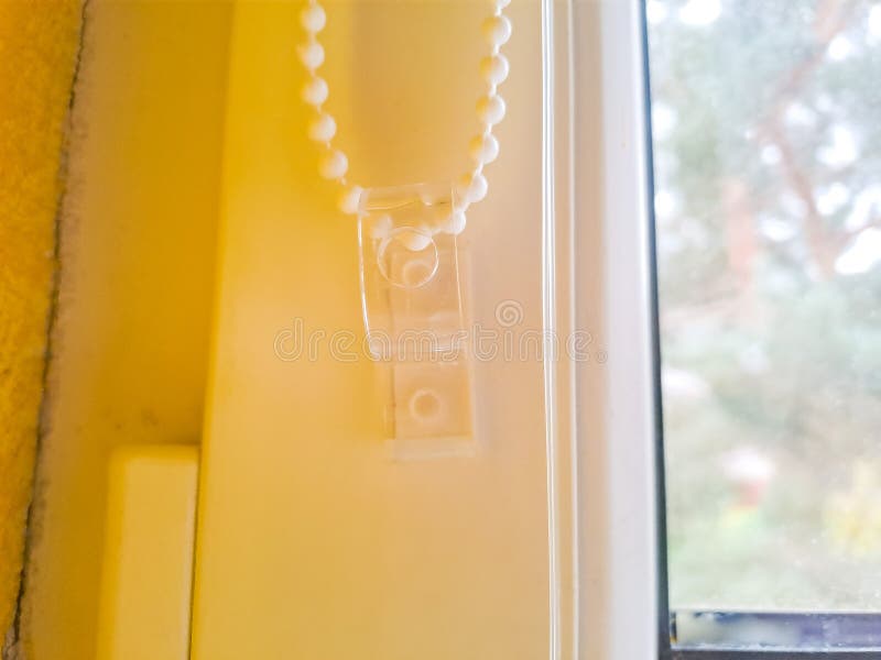 система window roller duo днем и ночью. двойные роликовые оттенки бежевого цвета стоковое изображение