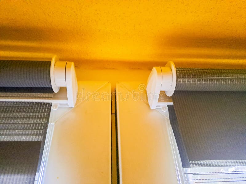 система window roller duo днем и ночью. двойные роликовые оттенки бежевого цвета стоковое фото rf