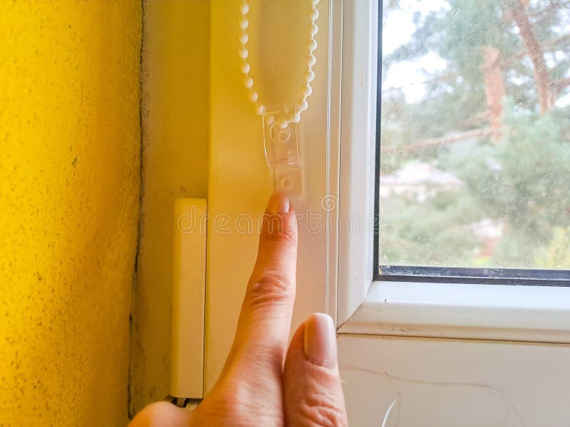 система window roller duo днем и ночью. двойные роликовые оттенки бежевого цвета стоковое изображение rf