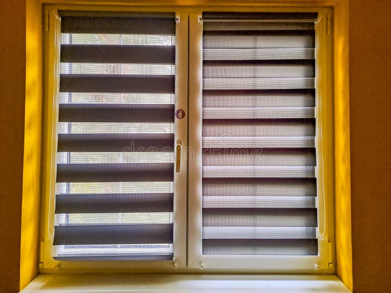 система window roller duo днем и ночью. двойные роликовые оттенки бежевого цвета стоковые фотографии rf
