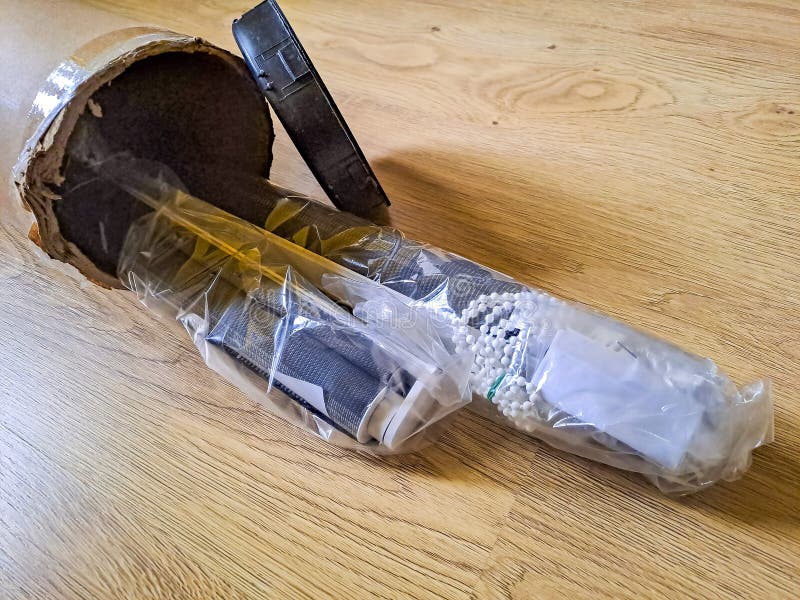 система window roller duo днем и ночью. двойные роликовые оттенки бежевого цвета стоковые фото