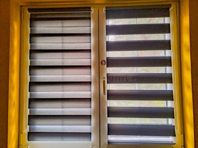 система window roller duo днем и ночью. двойные роликовые оттенки бежевого цвета стоковое изображение rf
