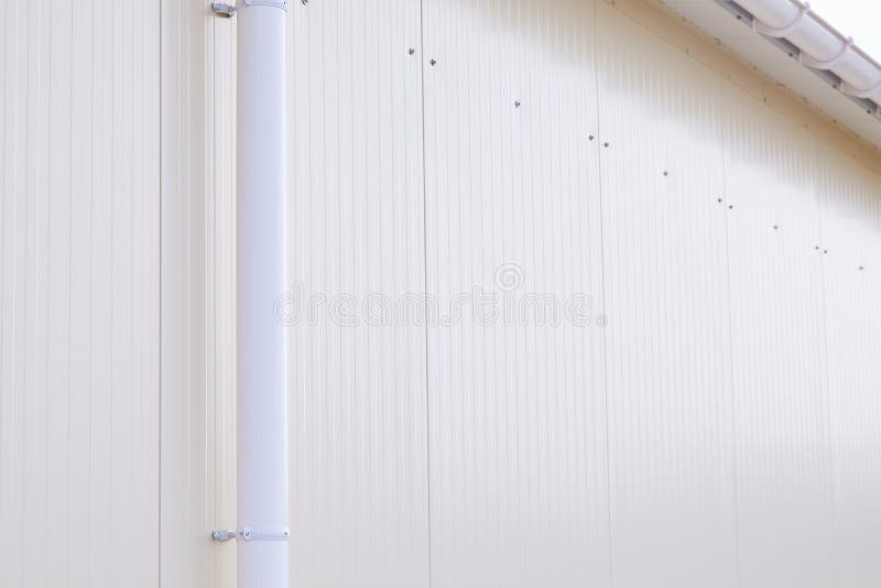 Система белого пластикового дождя guttering Экстерьер трубы дренажа Guttering стоковая фотография Система белого пластикового дождя guttering Экстерьер трубы дренажа Guttering стоковая фотография