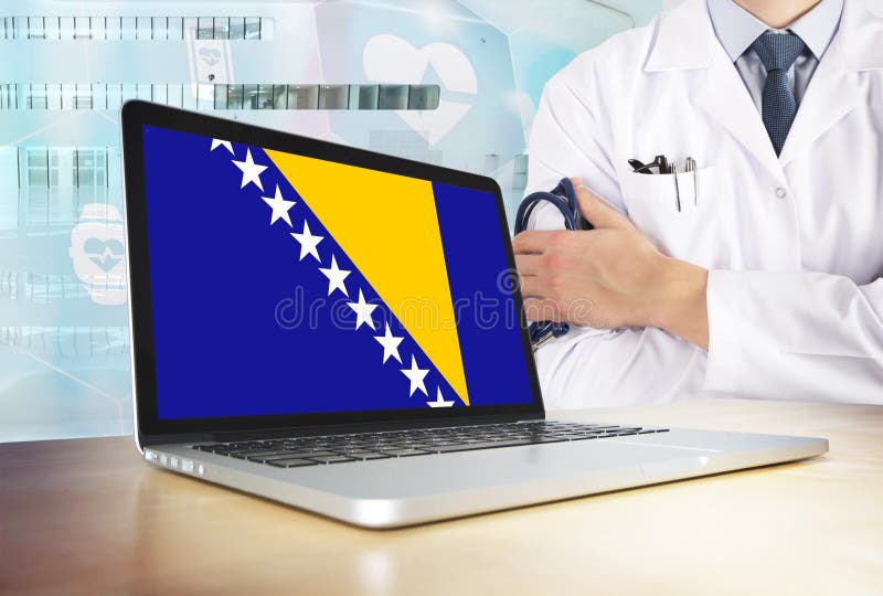 Система здравоохранения Босния и Герцеговина в теме техника Боснийский флаг на экране компьютера Доктор стоя со стетоскопом в бол стоковая фотография Система здравоохранения Босния и Герцеговина в теме техника Боснийский флаг на экране компьютера Доктор стоя со стетоскопом в бол стоковая фотография