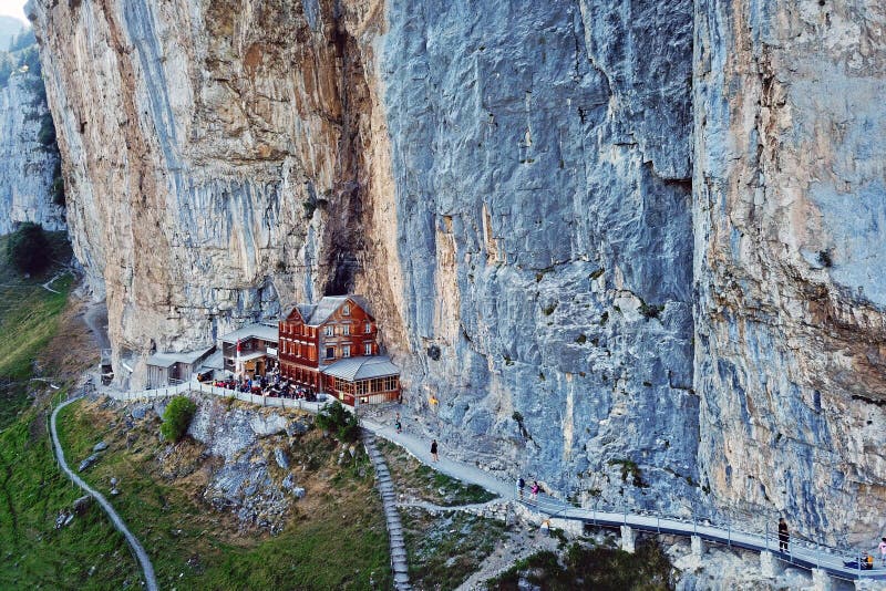 Скала Aescher, Appenzell, Швейцария стоковое фото Скала Aescher, Appenzell, Швейцария стоковое фото