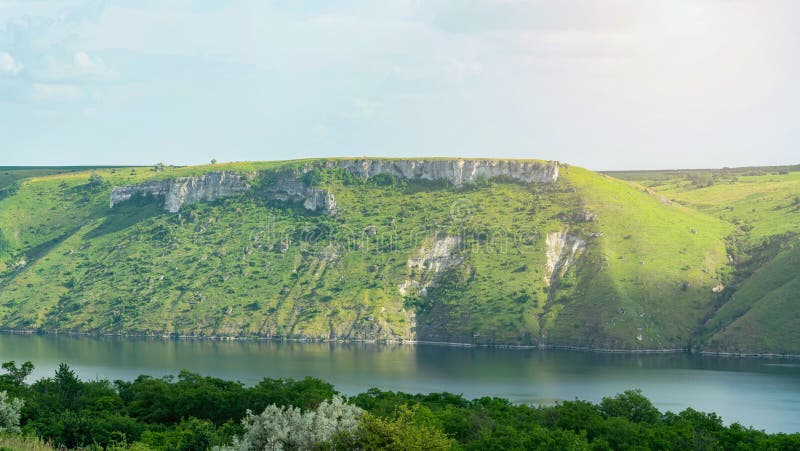 скалистый холм над большой рекой. фрагмент живописного каньона стоковые фото