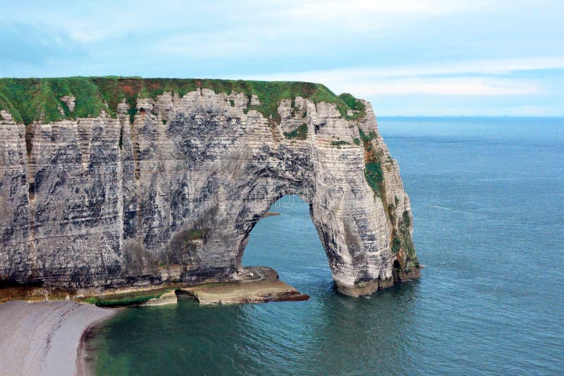 Скалы мела в море как часть образования вызвали l „Aiguille d „Étretat в Etretat в отделе Сены морском, стоковые изображения Скалы мела в море как часть образования вызвали l „Aiguille d „Étretat в Etretat в отделе Сены морском, стоковые изображения