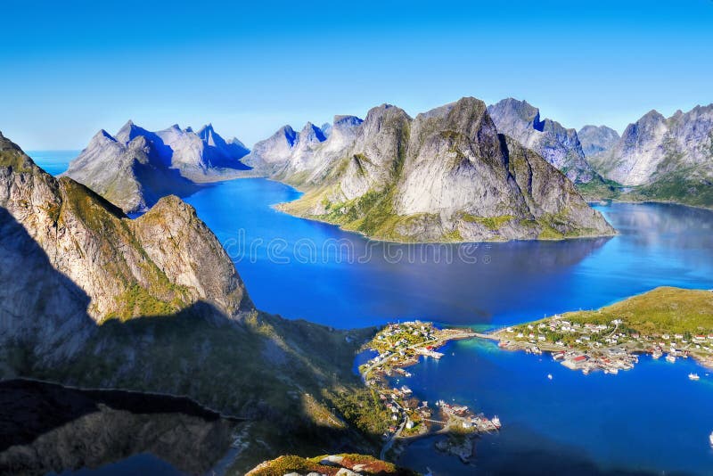 Скандинавия, Норвегия, нордический изрезанный ландшафт, острова Lofoten стоковое изображение rf Скандинавия, Норвегия, нордический изрезанный ландшафт, острова Lofoten стоковое изображение rf