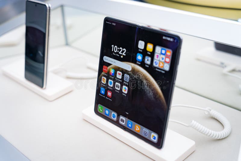 : Складной мобильный телефон можно увидеть на выставке Mobile World Congress 2025 MWC стоковые изображения