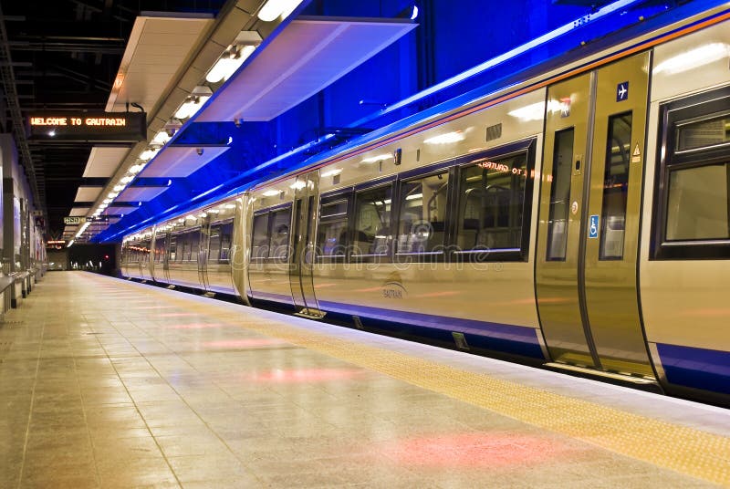 скорость рельса 1-ого gautrain Африки высокая стоковые фотографии rf скорость рельса 1-ого gautrain Африки высокая стоковые фотографии rf