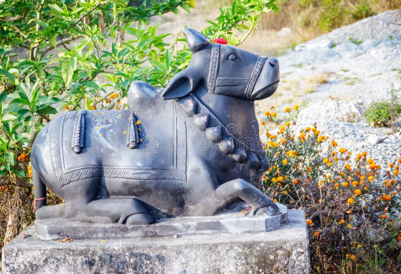 Скульптура Bull Nandi Shiva в Pokhara, Непале стоковые фотографии rf Скульптура Bull Nandi Shiva в Pokhara, Непале стоковые фотографии rf