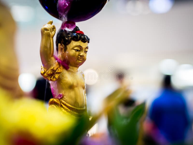 Скульптура Siddhartha Гаутама Будда потопленная водой и цветком стоковые фото Скульптура Siddhartha Гаутама Будда потопленная водой и цветком стоковые фото