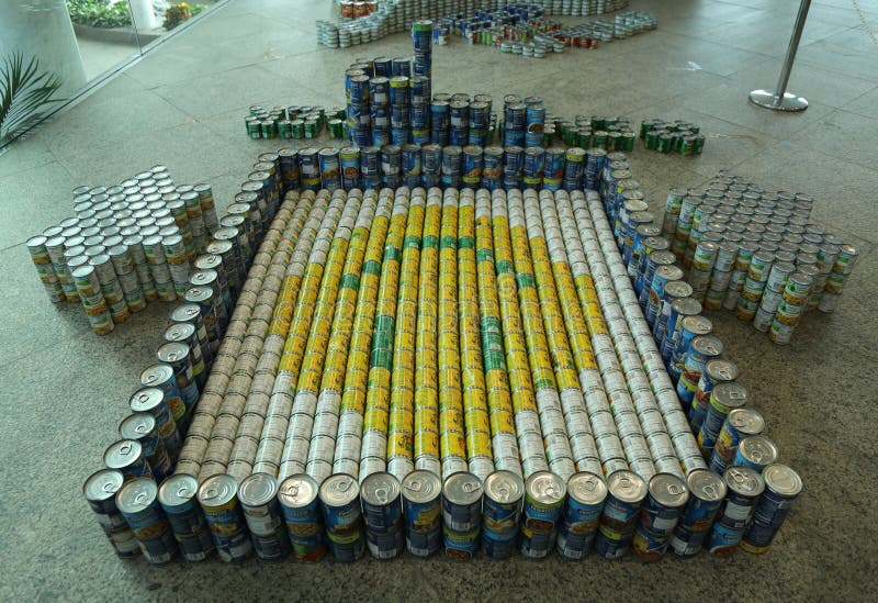 Скульптура еды представила на 10th ежегодной конкуренции Canstruction Лонг-Айленд в Uniondale стоковое фото rf Скульптура еды представила на 10th ежегодной конкуренции Canstruction Лонг-Айленд в Uniondale стоковое фото rf