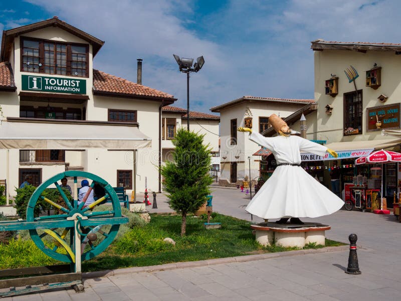 Скульптура Sufi завихряясь, дервиши Rumi завихряясь, во фронте здание туристической информации в Konya, Турции стоковая фотография Скульптура Sufi завихряясь, дервиши Rumi завихряясь, во фронте здание туристической информации в Konya, Турции стоковая фотография