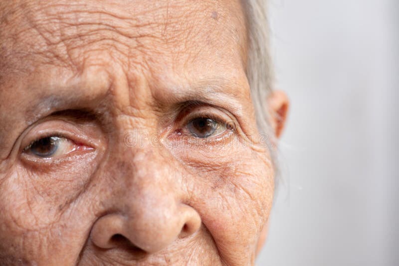 Слабоумие и болезнь alzheimerrsquo валя одинокие женщины. стоковая фотография rf