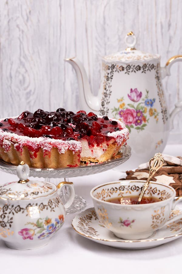 Сладостный торт с студнем вишни, вкусный и свежий чай antique установленный стоковое фото rf Сладостный торт с студнем вишни, вкусный и свежий чай antique установленный стоковое фото rf
