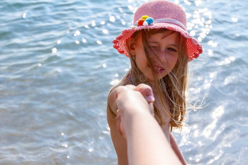 Следовать мной Ребенок в шляпе лета вытягивает и ведущее родительское ` s h стоковое фото Следовать мной Ребенок в шляпе лета вытягивает и ведущее родительское ` s h стоковое фото