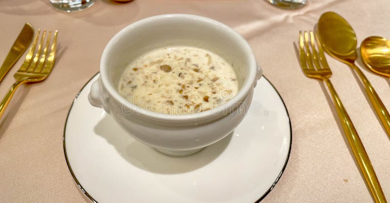 Сливки грибного супа в ресторане изысканной кухни с золотыми серебряными изделиями стоковое изображение