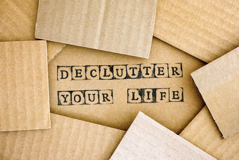 Слова Declutter ваша жизнь делает черными штемпелями алфавита на cardb стоковое изображение Слова Declutter ваша жизнь делает черными штемпелями алфавита на cardb стоковое изображение