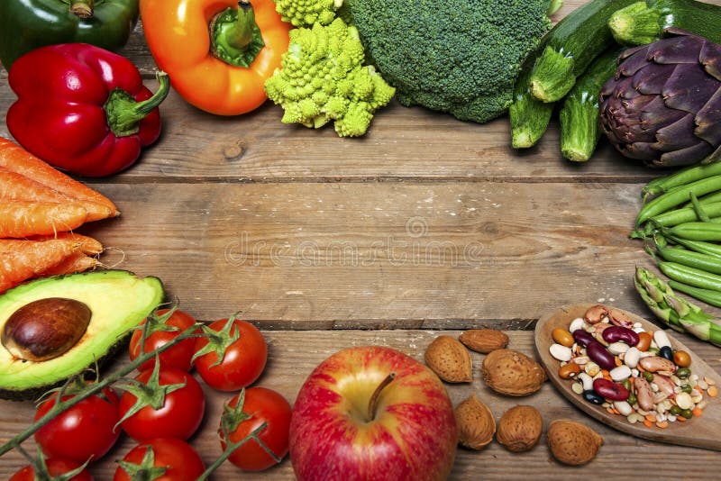 Слово Vegan на деревянных предпосылке и овоще - еде стоковая фотография Слово Vegan на деревянных предпосылке и овоще - еде стоковая фотография