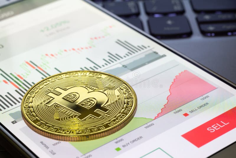 Смартфон с Bitcoin Trading через аплодисменты с золотым биткоином на мобильном телефоне Абстракт биржевой торговли биткойнами стоковая фотография rf