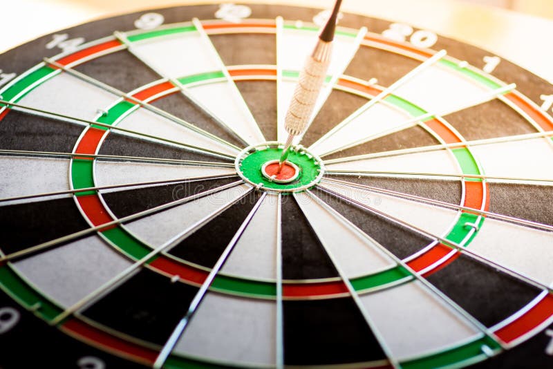 Сметывайте стрелку ударяя в центре цели dartboard используя как дело цели предпосылки, достигните и победа, концепция успеха стоковая фотография Сметывайте стрелку ударяя в центре цели dartboard используя как дело цели предпосылки, достигните и победа, концепция успеха стоковая фотография