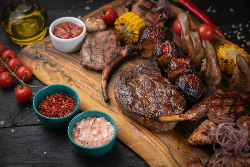 Смешанный зажаренный диск мясо на черном фоне стоковое фото rf