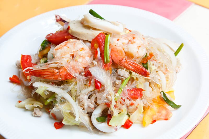 Смешанный салат морепродуктов и свинины пряный тайский