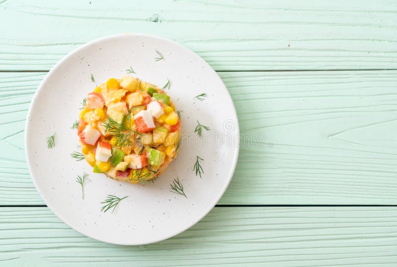 смешанный фруктовый салат с крабовой палкой (яблоко, кукуруза, папайя, ананас стоковая фотография
