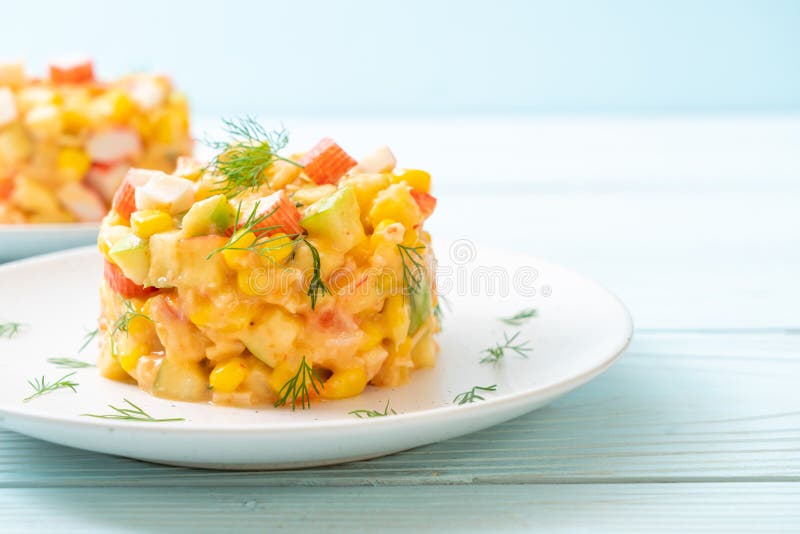 смешанный фруктовый салат с крабовой палкой (яблоко, кукуруза, папайя, ананас стоковые фотографии rf