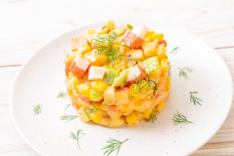 смешанный фруктовый салат с крабовой палкой (яблоко, кукуруза, папайя, ананас стоковое фото