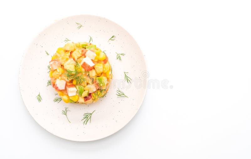 смешанный фруктовый салат с крабовой палкой (яблоко, кукуруза, папайя, ананас стоковые фото