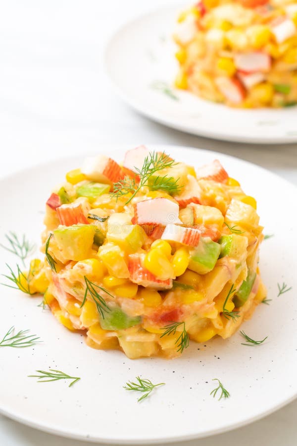 смешанный фруктовый салат с крабовой палкой (яблоко, кукуруза, папайя, ананас стоковая фотография rf