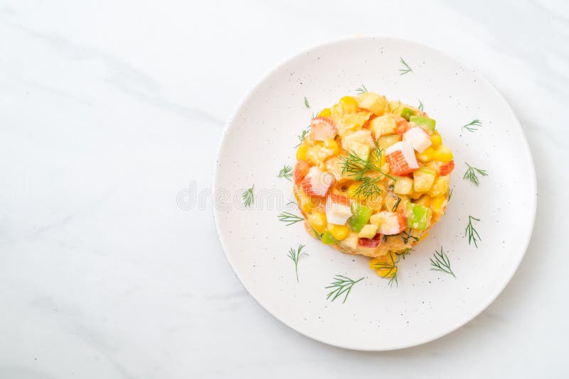 Смешанный фруктовый салат с ручкой краба (apple, мозолью папапайей, ананасом стоковое фото rf