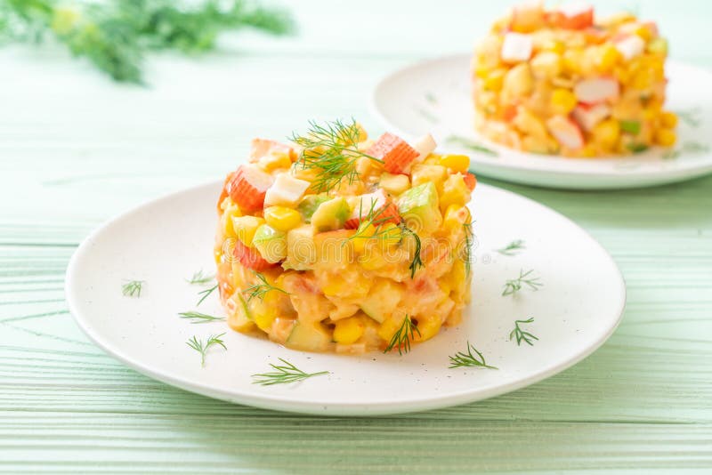 смешанный фруктовый салат с ручкой краба (яблоком, мозолью, папапайей стоковая фотография