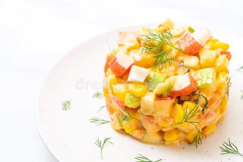смешанный фруктовый салат с ручкой краба (яблоком, мозолью, папапайей, ананасом стоковая фотография rf