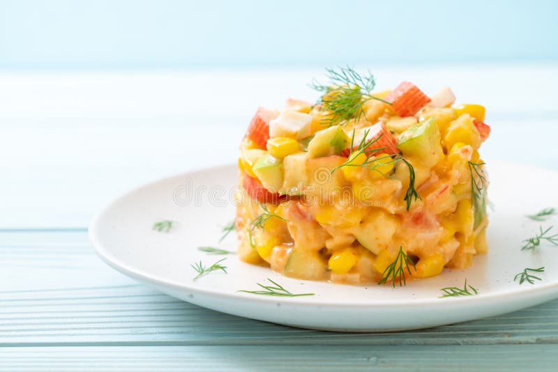 смешанный фруктовый салат с ручкой краба (яблоком, мозолью, папапайей, ананасом стоковые изображения rf