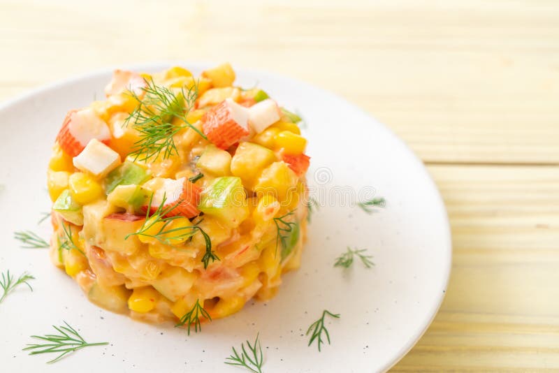 смешанный фруктовый салат с ручкой краба (яблоком, мозолью, папапайей, ананасом стоковые фото