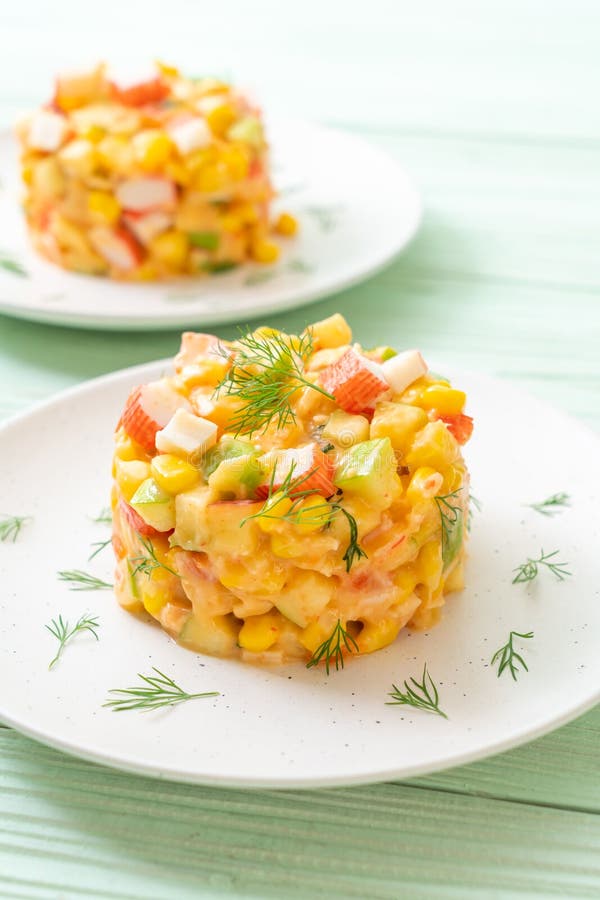 смешанный фруктовый салат с ручкой краба (яблоком, мозолью, папапайей, ананасом стоковое фото rf