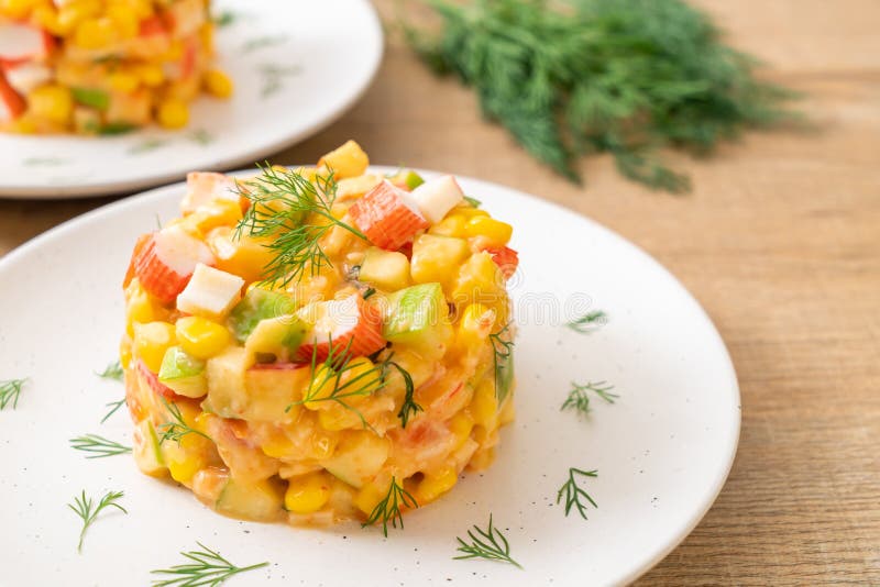 смешанный фруктовый салат с ручкой краба (яблоком, мозолью, папапайей, ананасом стоковое изображение rf